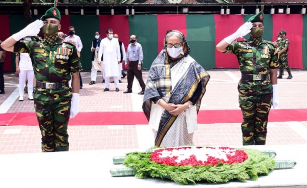 টুঙ্গিপাড়ায় বঙ্গবন্ধুর মাজারে ফাতেহা পাঠ করলেন প্রধানমন্ত্রী