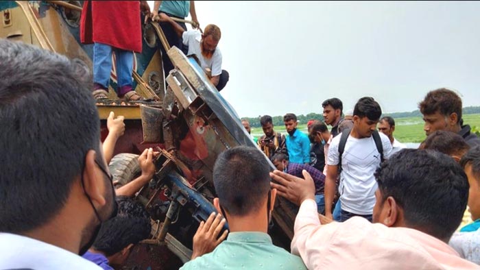 কালীগঞ্জে পিকআপে ট্রেনের ধাক্কা, নিহত ৩