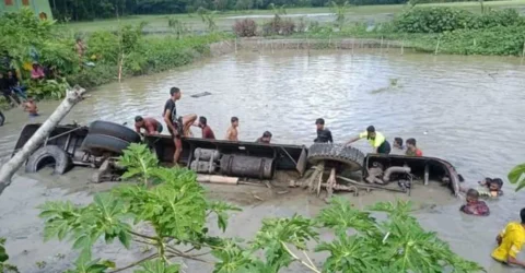 ঝালকাঠিতে নিয়ন্ত্রণ হারিয়ে বাস পুকুরে, নিহত ১৫