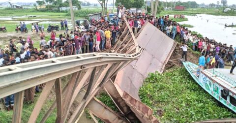 সেতু ভেঙে ২ জনের মৃত্যু: চালক-মালিকের বিরুদ্ধে ৩ কোটি টাকা মামলা