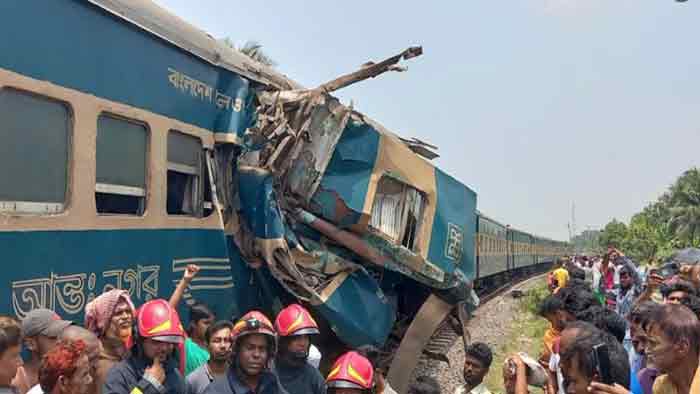 গাজীপুরে মালবাহী ট্রেনে যাত্রীবাহী ট্রেনের ধাক্কা