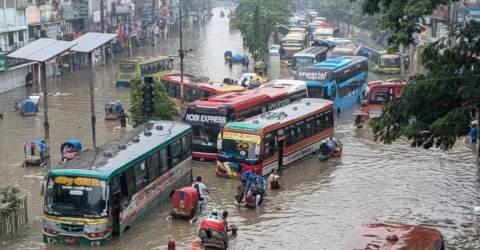 বৃষ্টিতে ডুবল ঢাকার অলিগলি